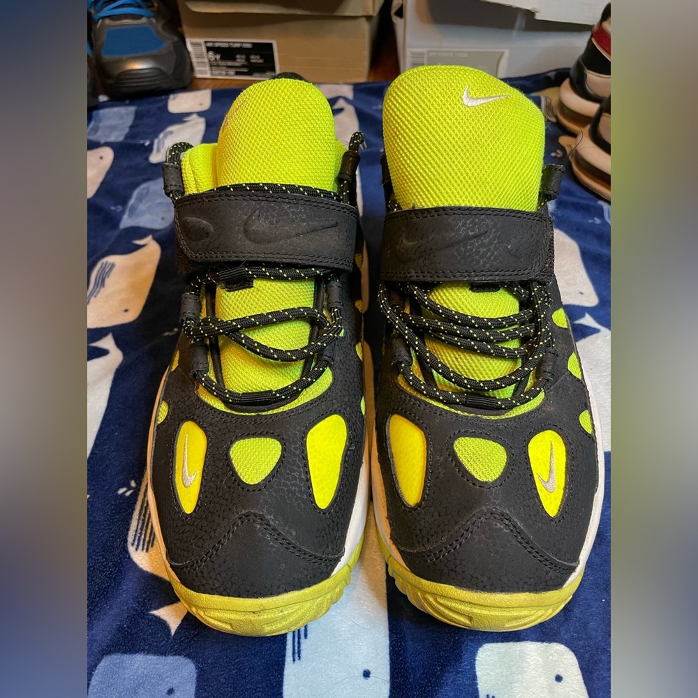 Nike air turf Rader size 6.5 Y. Black/volt